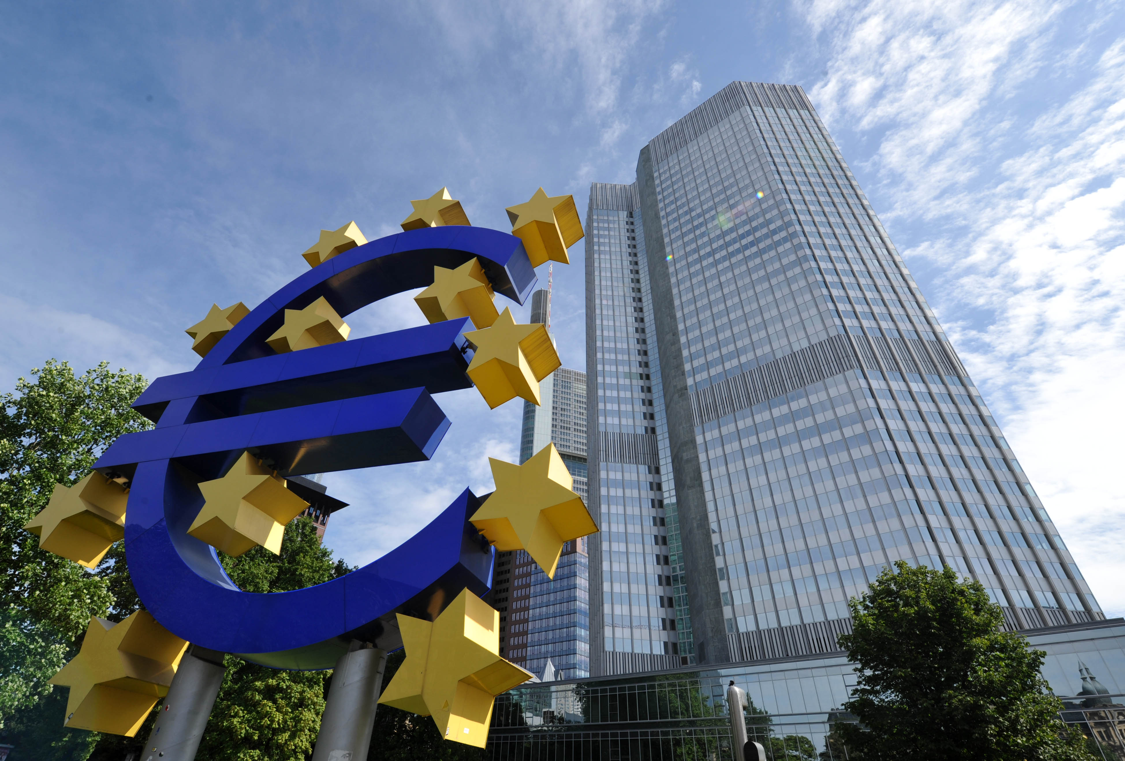 Foto del edificio del Banco Central Europeo con el símbolo del Euro en la entrada