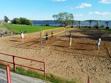 Erasmus frente al lago Mälaren Estudiantes jugando al voley en Vasteras