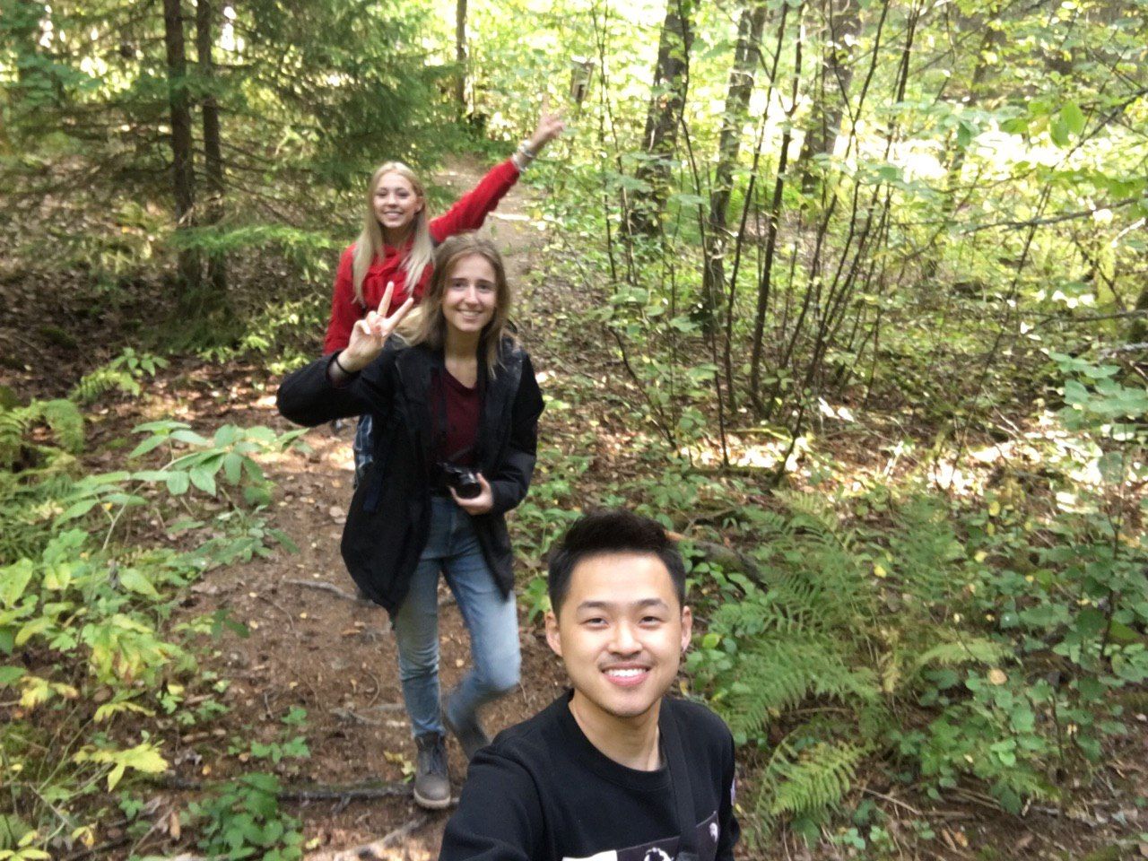 Estudiantes haciendo senderismo en los bosques de Tampere