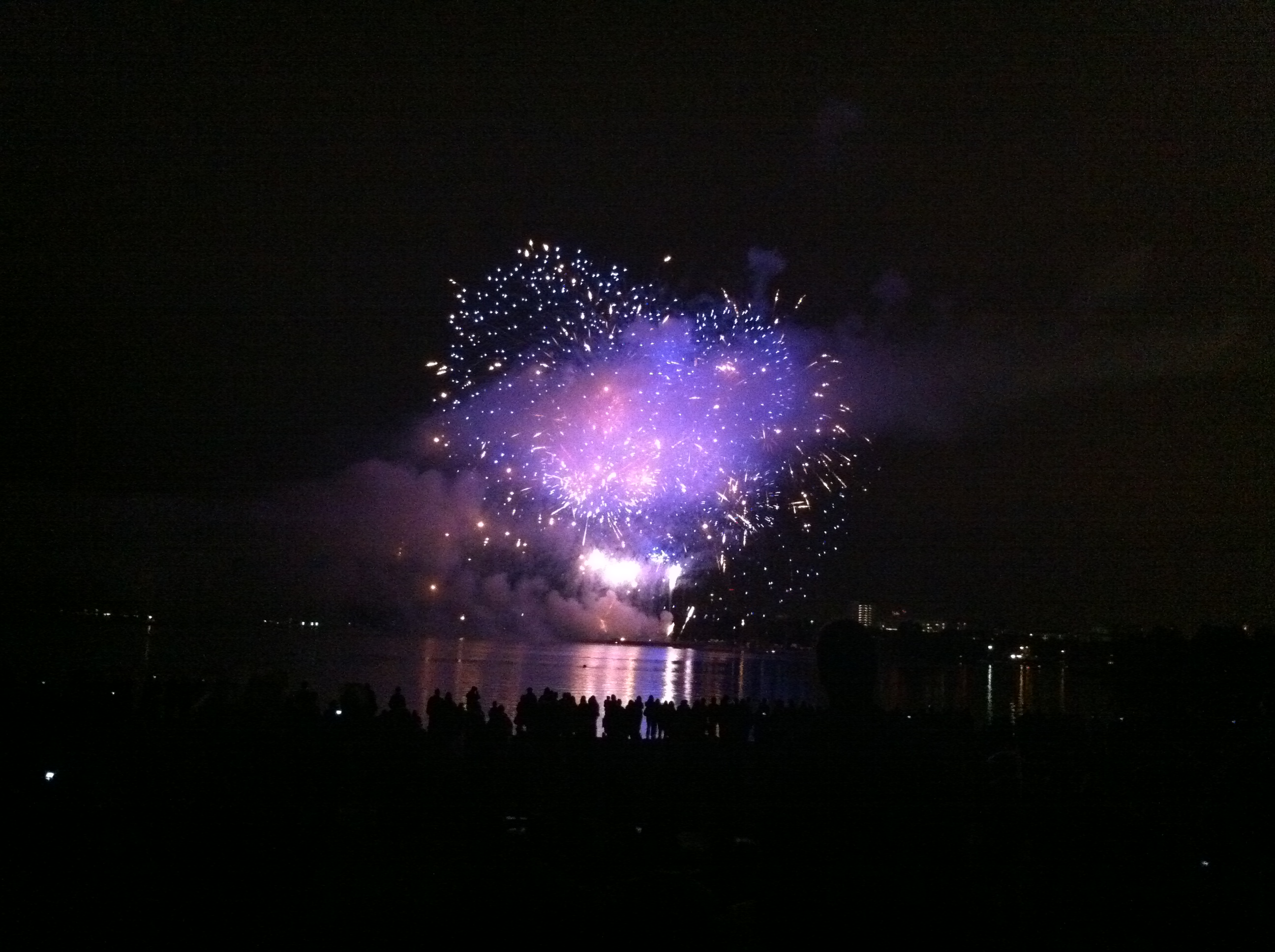 Fuegos artificiales en la playa de Helsinki (Finlandia) Fuegos artificiales en la playa de Helsinki (Finlandia)