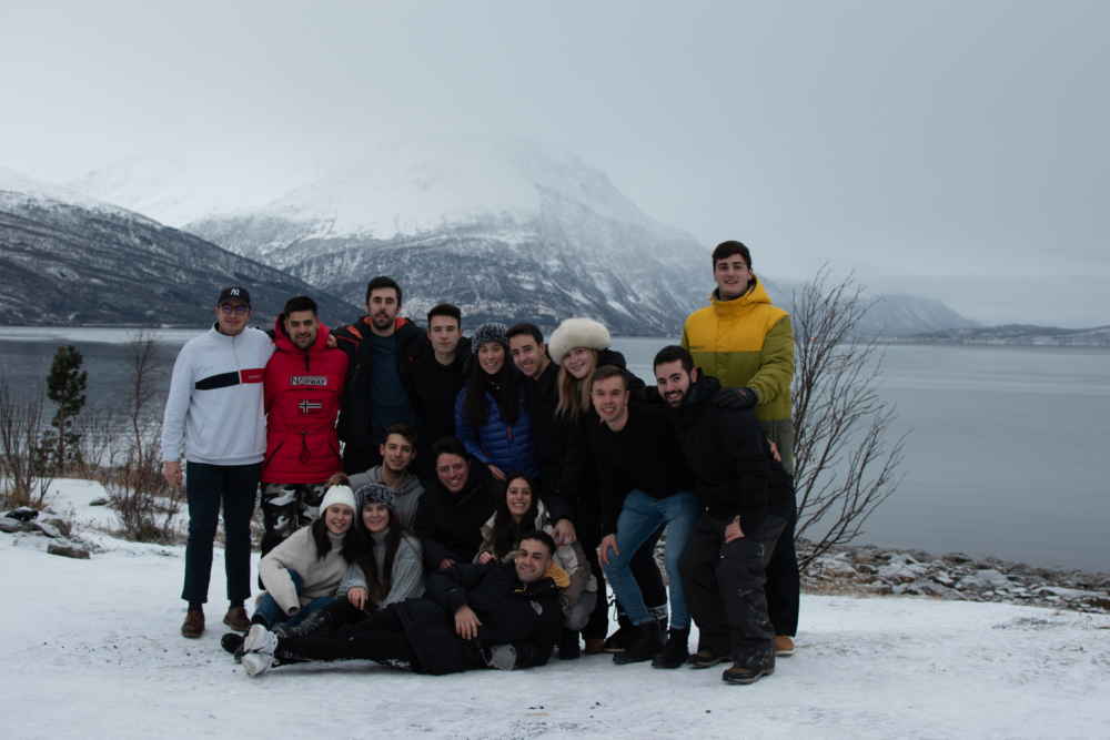 Estudiantes en paisaje nevado de Finlandia