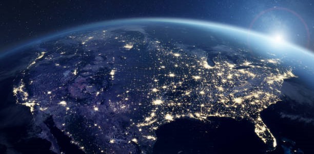 Norteamérica por la noche vista desde el espacio con luces de la ciudad