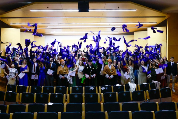 Estudiantes lanzan sus becas tras la entrega de diplomas