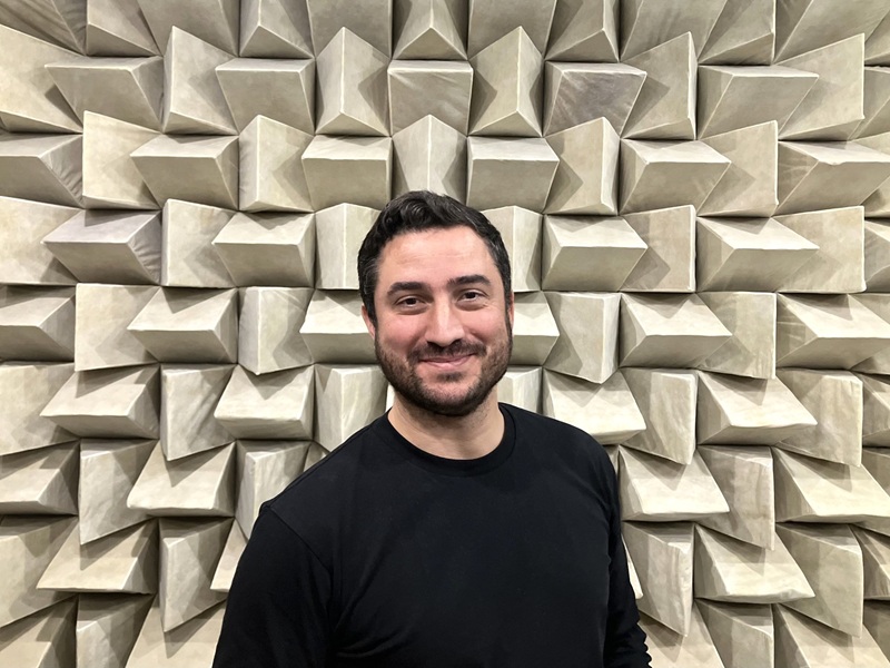 Foto de Efr&eacute;n Fern&aacute;ndez Grande en la c&aacute;mara anecoica